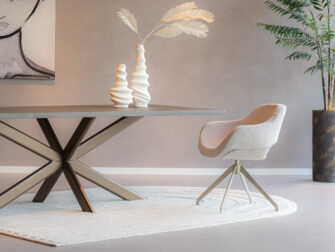 Beige kuipstoel met open rug in beige met champagne poot