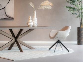 Beige eetkamerstoel met rondingen en open rugleuning