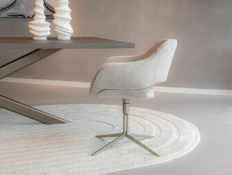 Beige stoel met draaibaar metaalkleur champagne onderstel