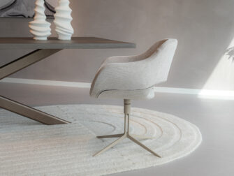 Eetkamerstoel met zachte beige stof met draaibaar onderstel