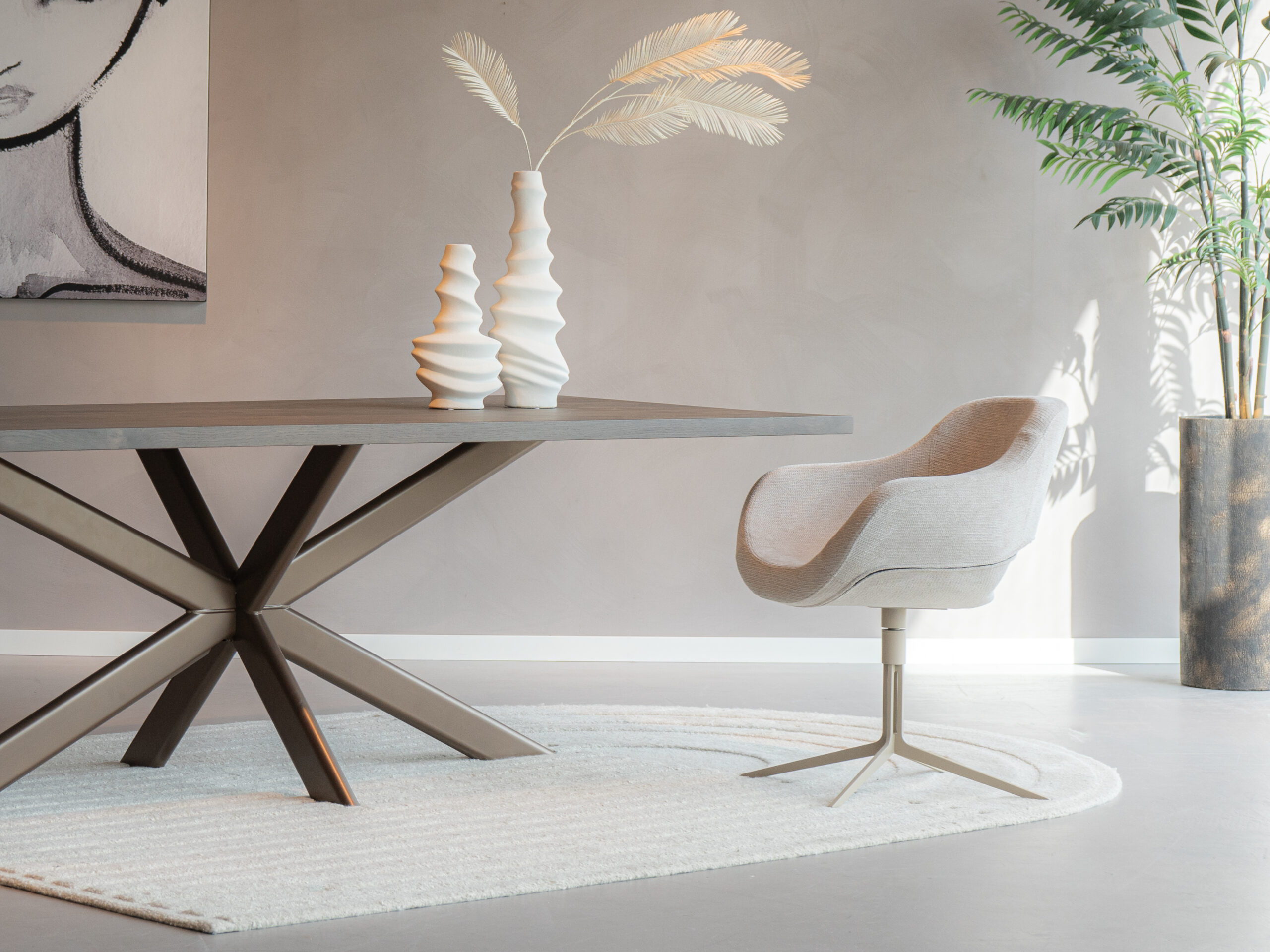 Stoffen beige eetkamerstoel met ronde zitkuip en draaibaar onderstel