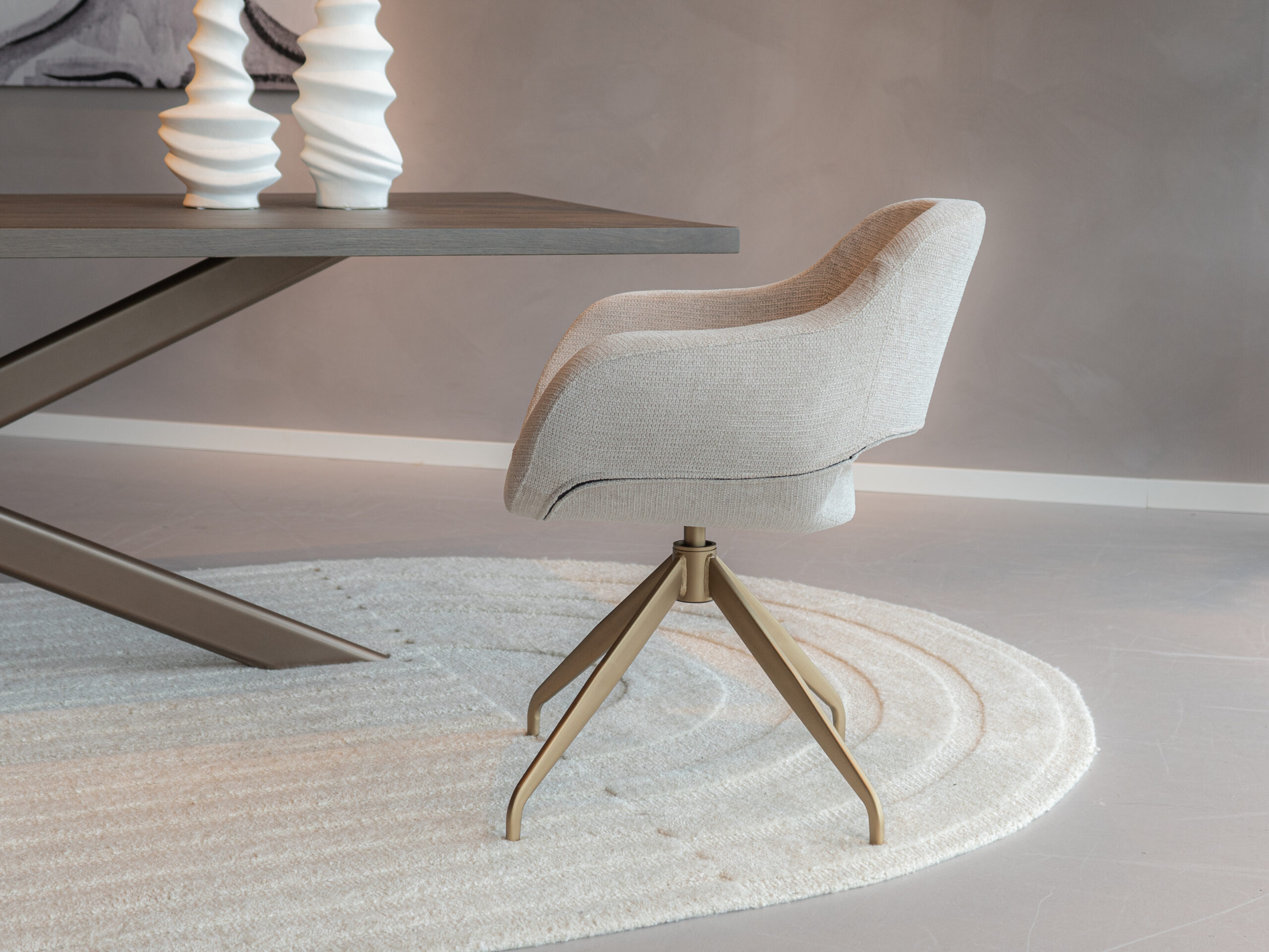 Luxe draaibare eetkamer stoelen met brons antieke draaipoot