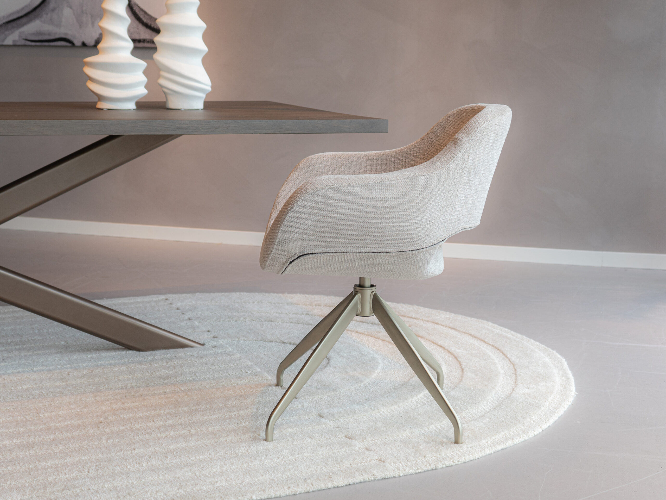 Ronde eetkamerstoel stoel in beige voor aan de eettafel