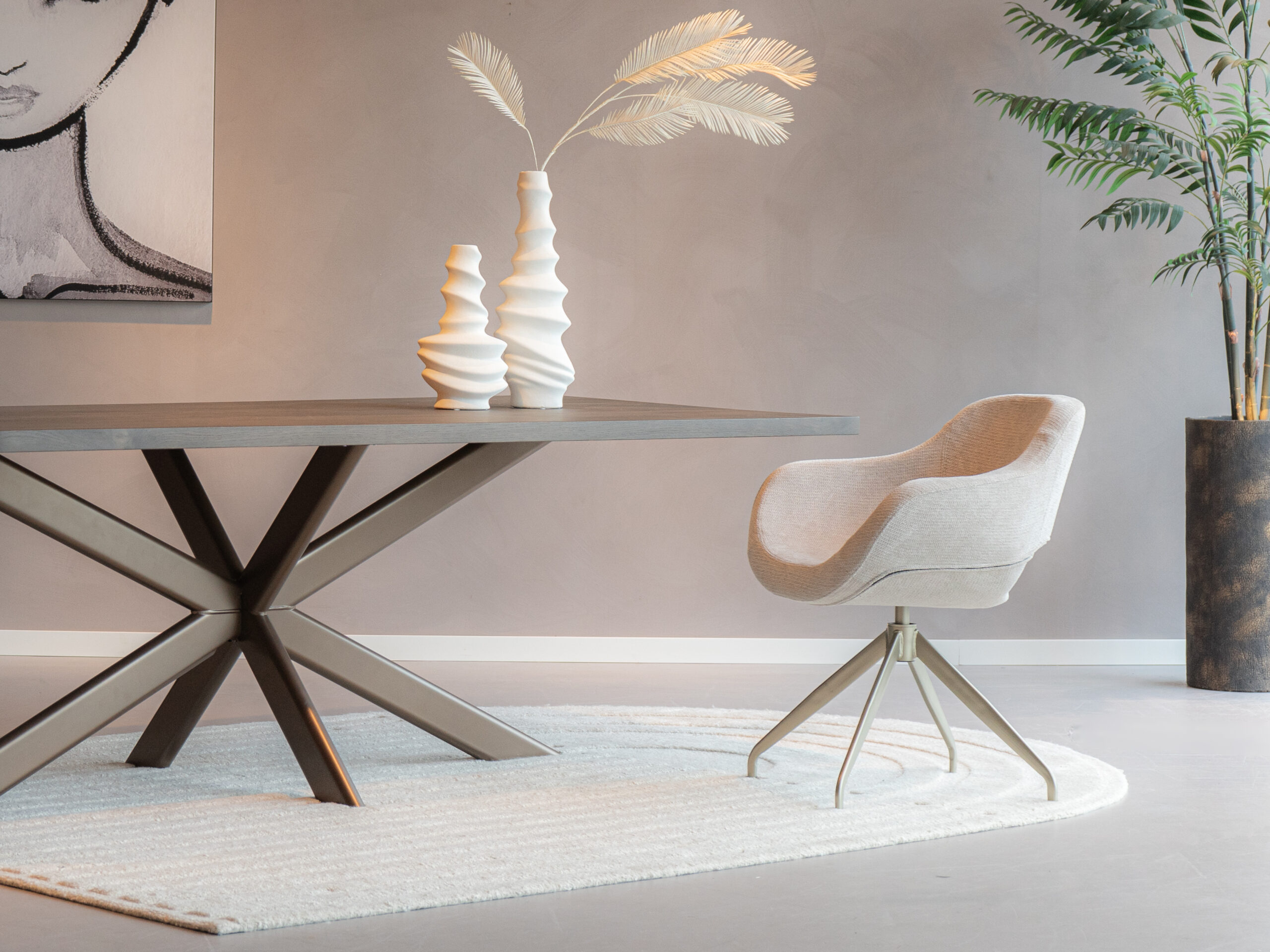 Ronde kuipvorm eetkamerstoel met champagne draaionderstel