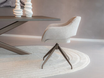 Beige eetkamerstoel met mocca draaionderstel