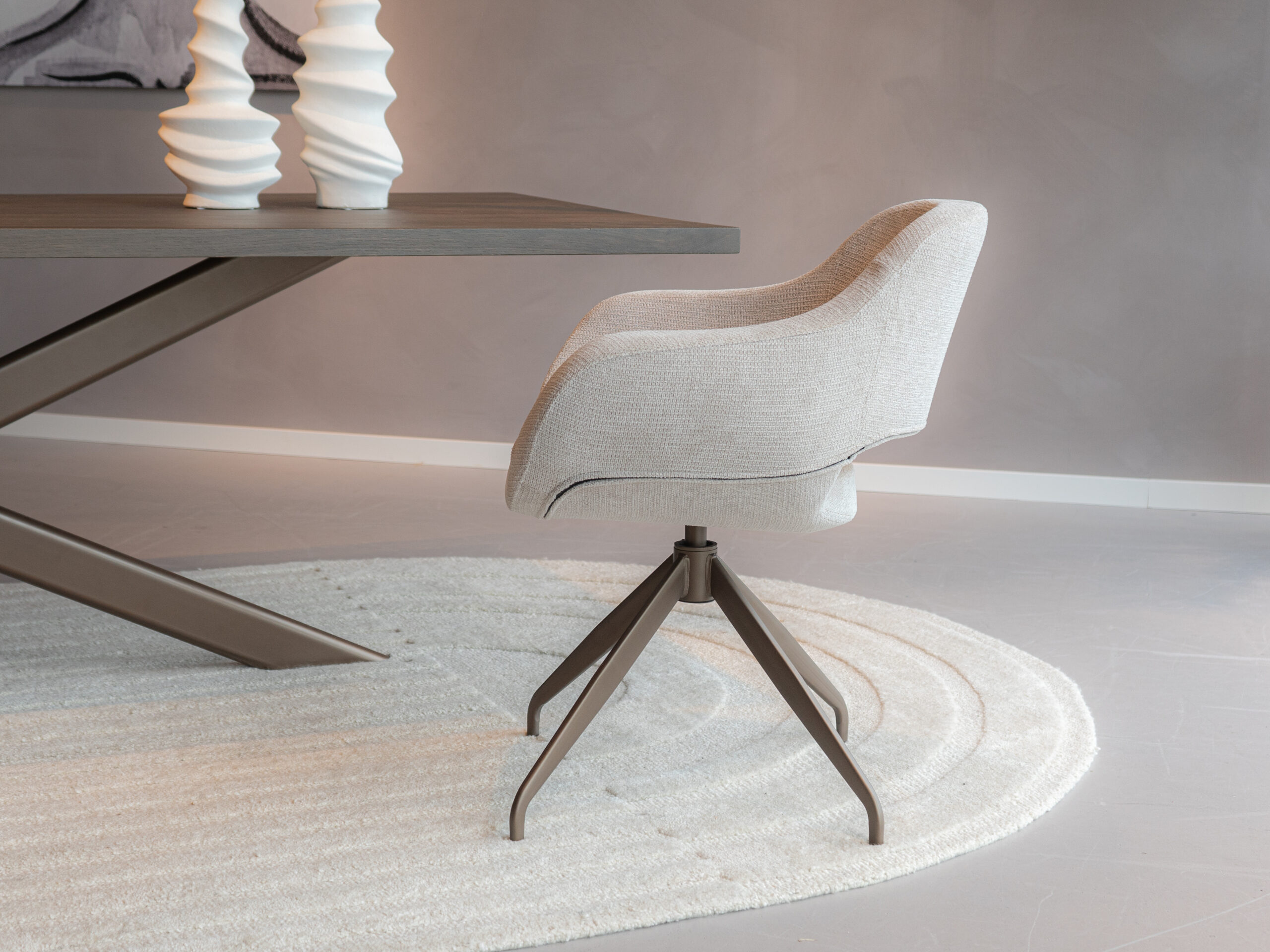 Beige eetkamerstoel met mocca draaionderstel