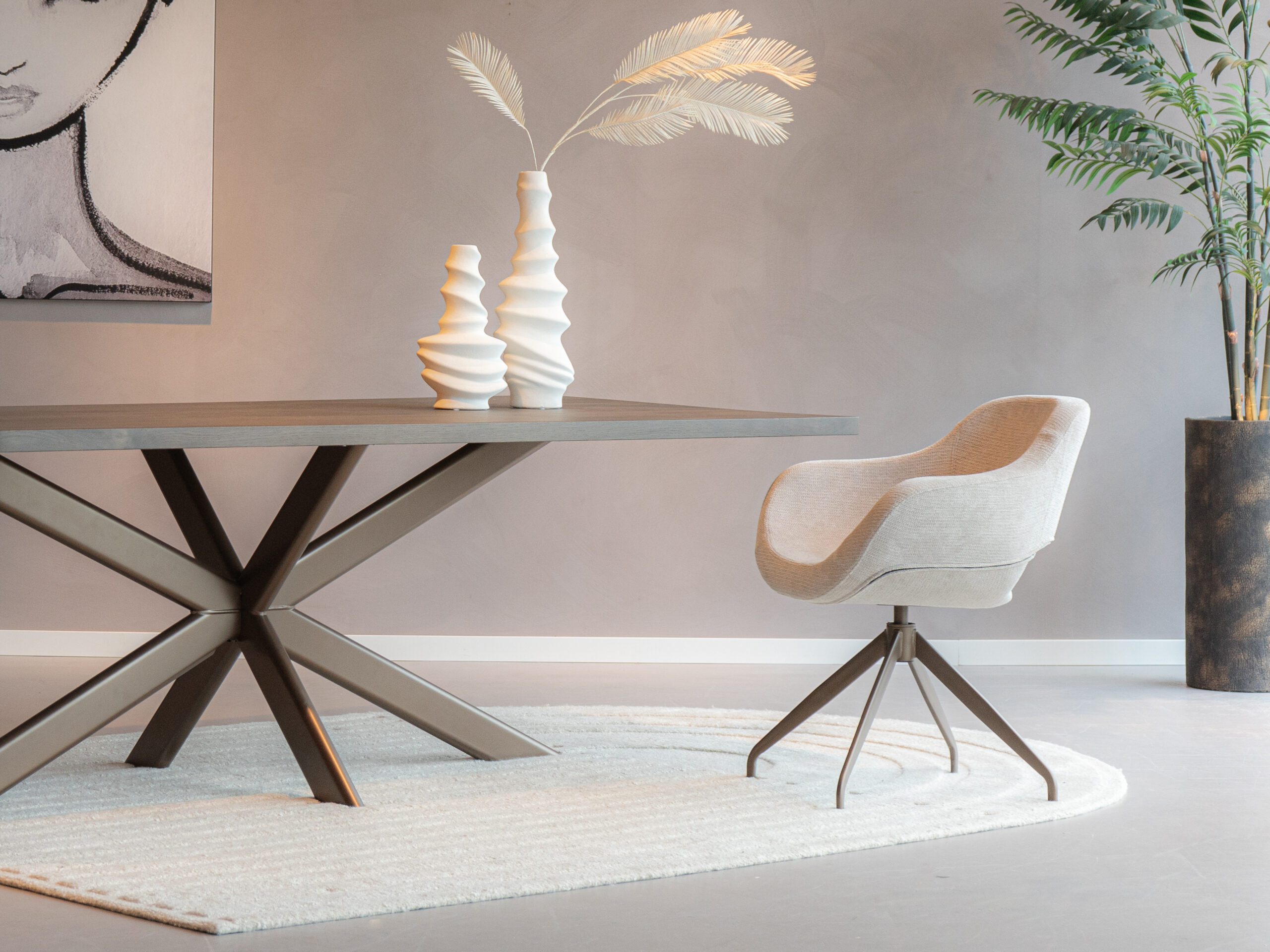 Eetkamerstoel met ronde kuip en mocca kleur draaipoot