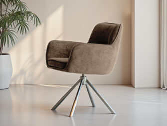 Crèmekleurige eetstoel met strakke lijnen en zachte bekleding