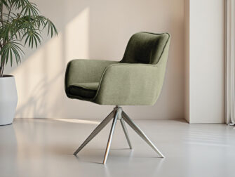 Eetkamerstoel met ronde vormen en stabiele metalen voet in een zachte tint