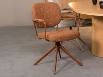 Eetkamerstoel in coral Boucle met metalen onderstel in terra kleur en armleuningen
