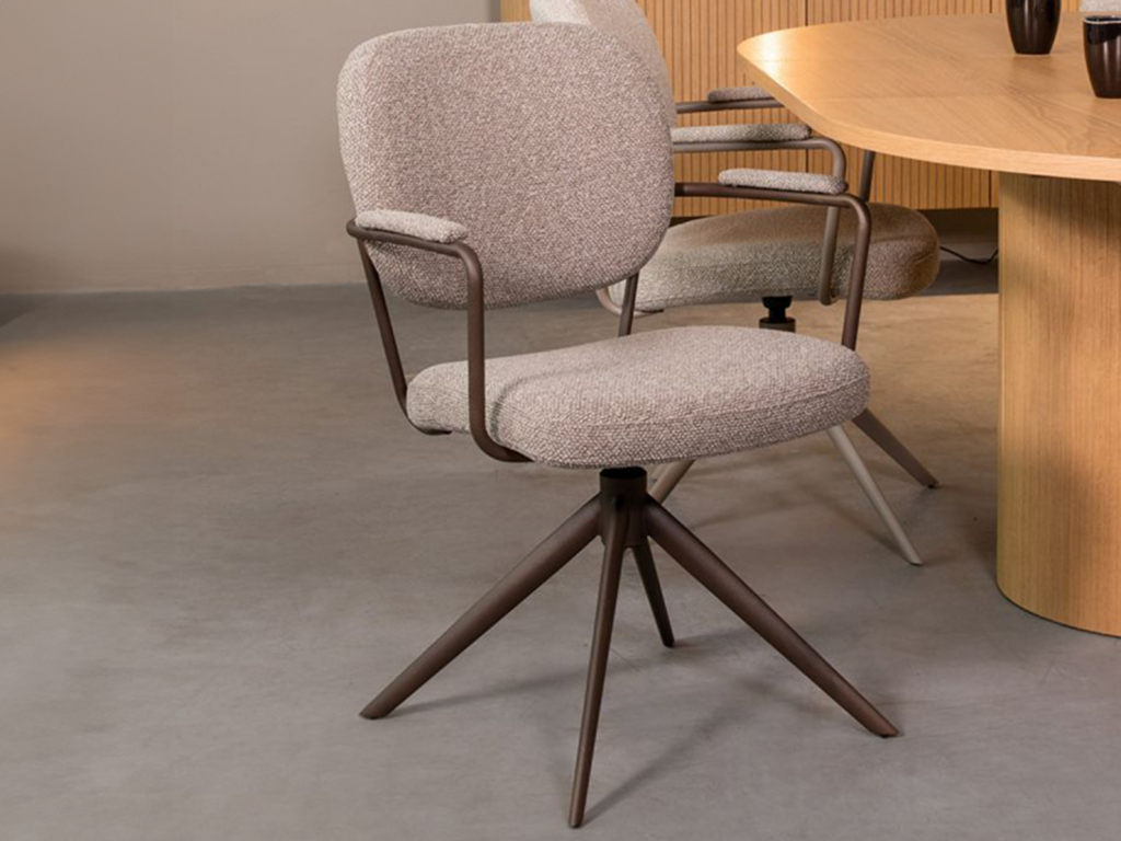 Comfortabele eetstoel met stevige bronzen poten en zachte mushroom Boucle bekleding