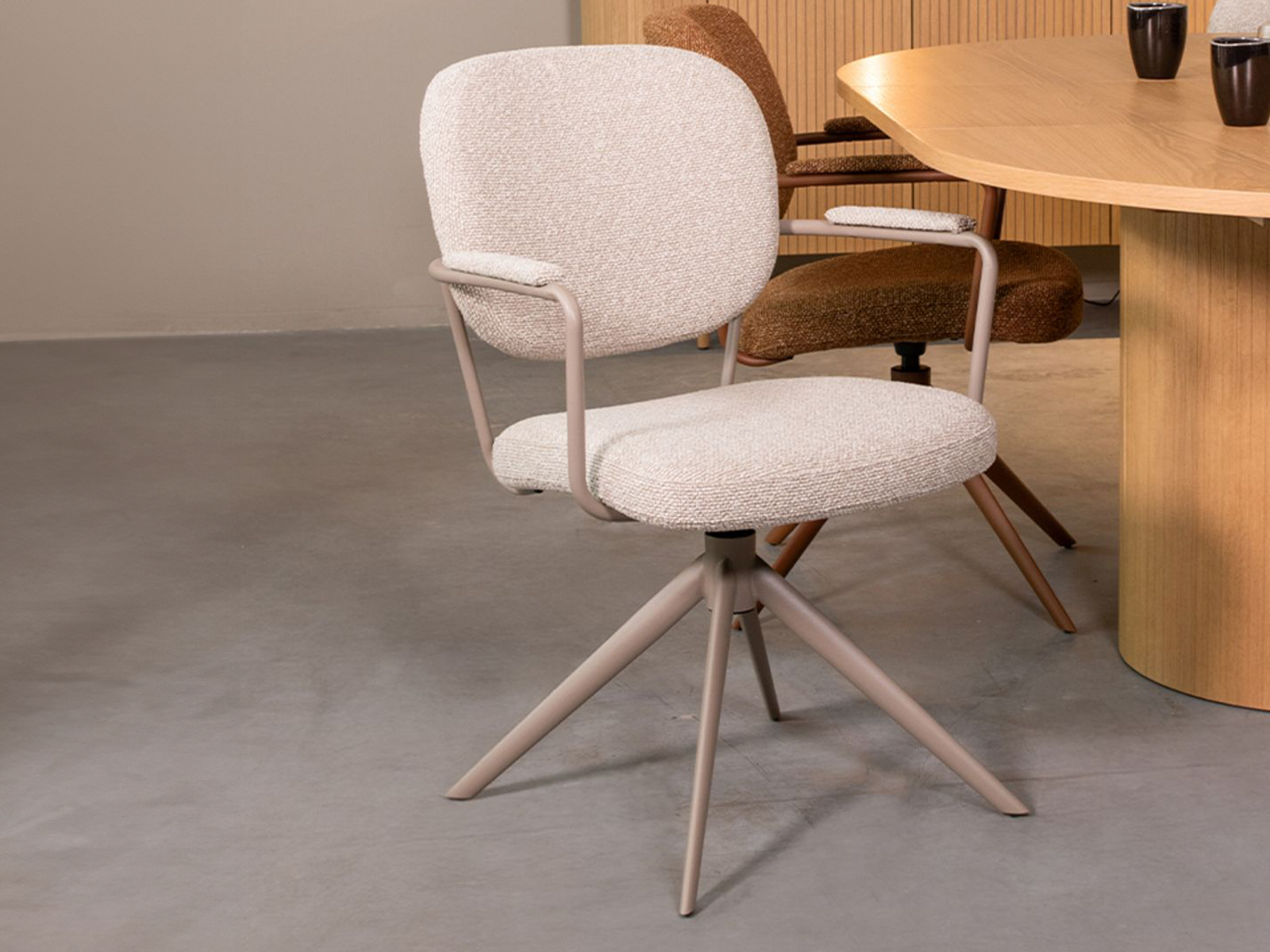 Zacht beklede draaistoel in naturel tint met taupekleurig frame