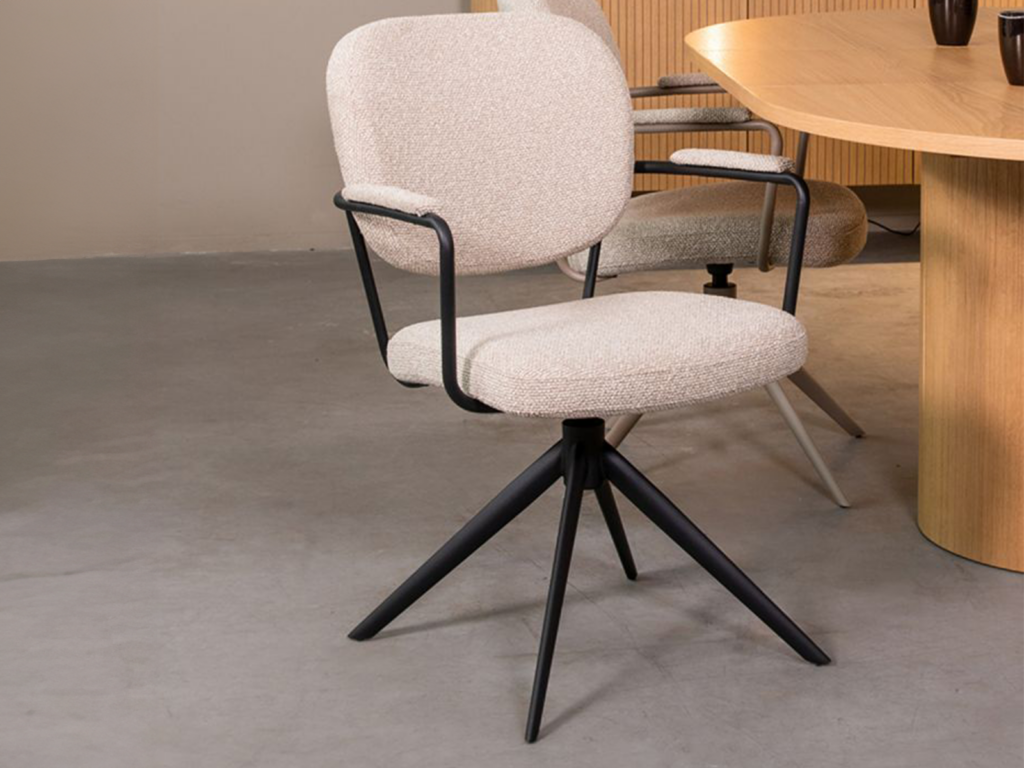 Eetkamerstoel in naturel Boucle met armleuningen en een zwart metalen onderstel