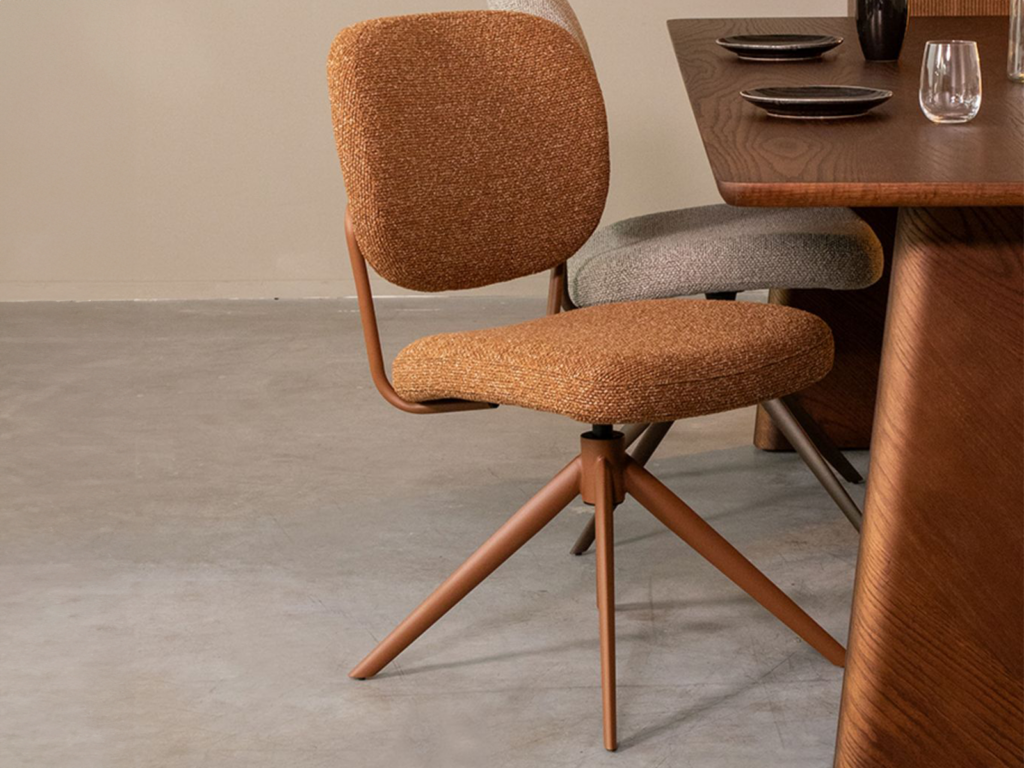 Moderne eetkamerstoel met warme Boucle bekleding en draaibare terrakleurige poten