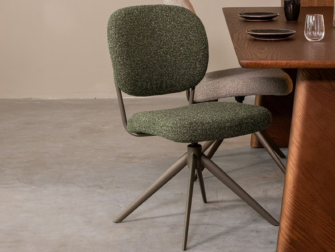 Slanke draaistoel met groene Boucle zitting en bijpassende groene poten