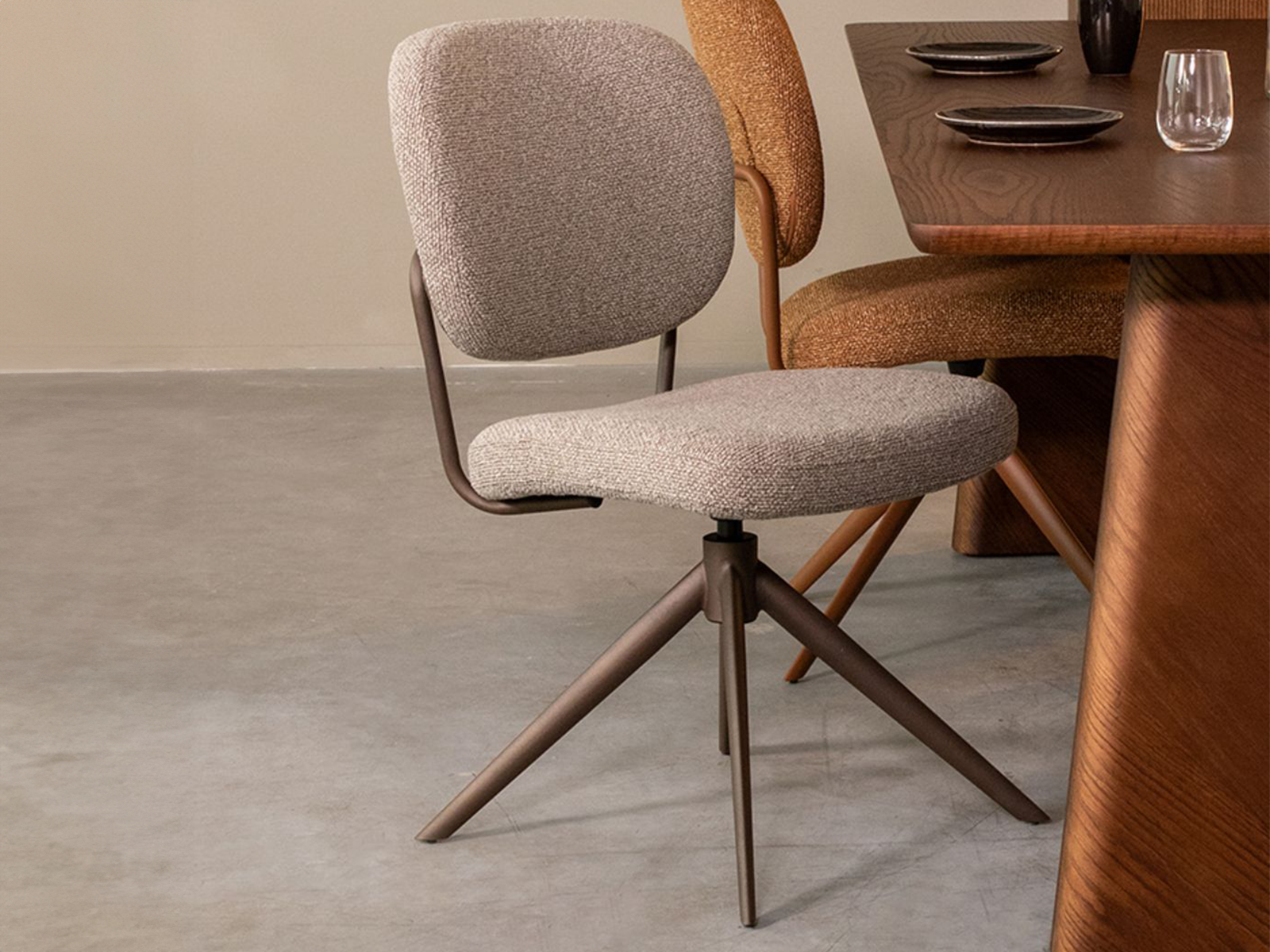 Draaiende stoel met neutrale Boucle zitting en warme bronskleurige basis