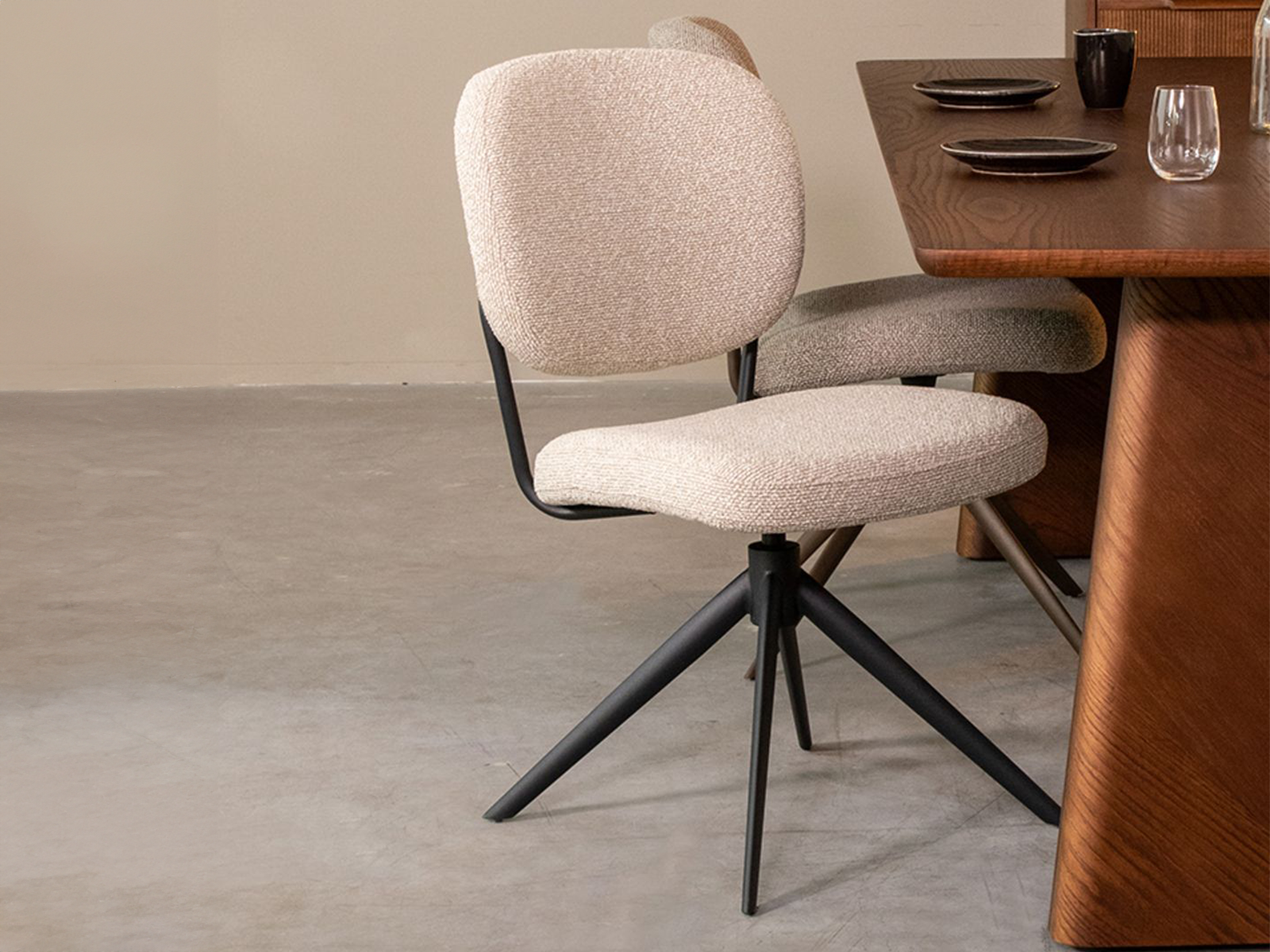 Draaibare eetkamerstoel zonder armleuning in naturel Boucle met zwart metalen onderstel