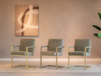 Moderne mix van groene eetkamer stoelen met comfortabele zitting en slede gekleurd onderstel