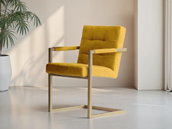 Gele eetkamerstoel met moderne uitstraling en armleuningen