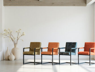 Royale eetkamerstoel met rugstiksel en zwart frame