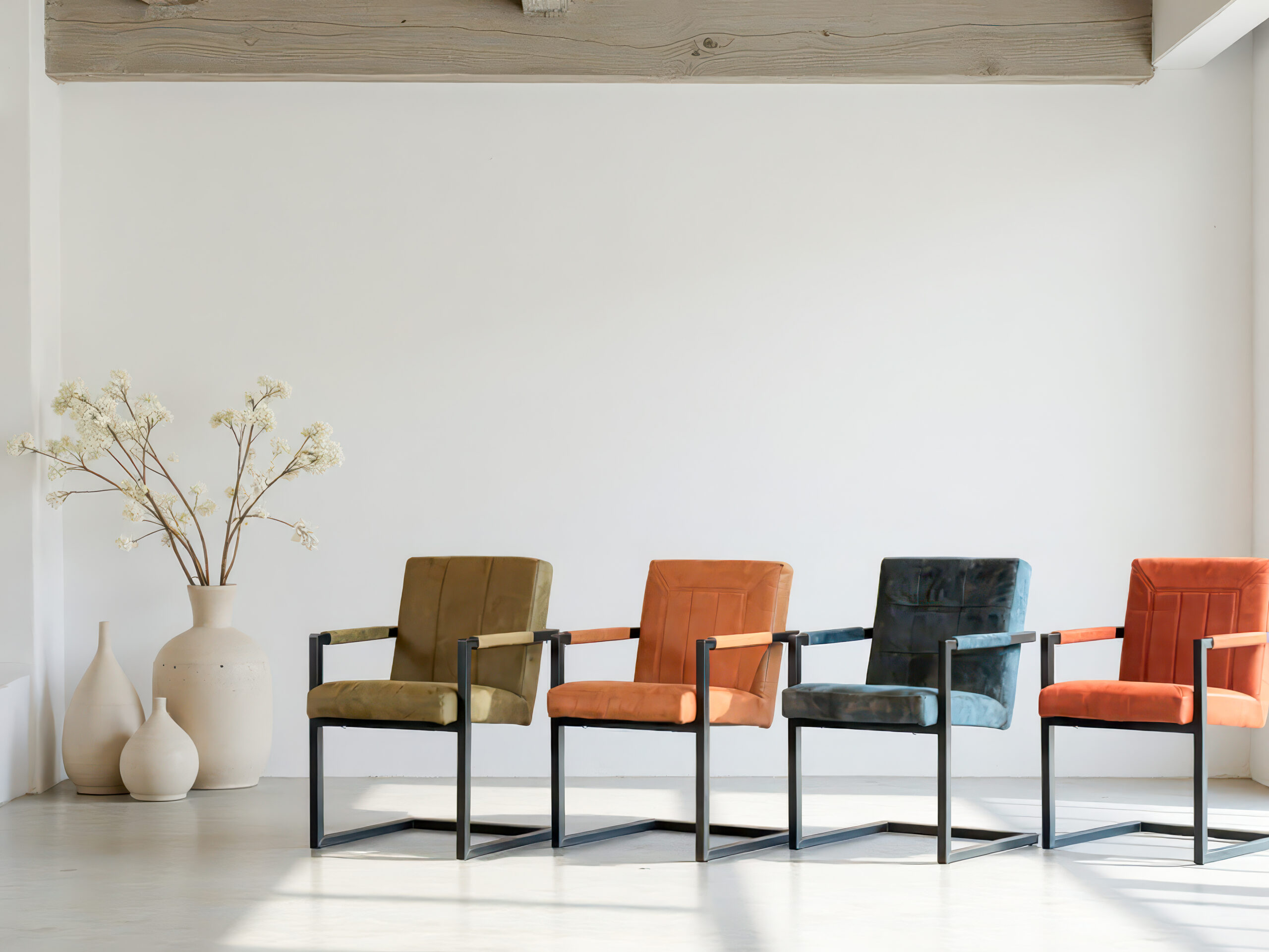 Royale eetkamerstoel met rugstiksel en zwart frame