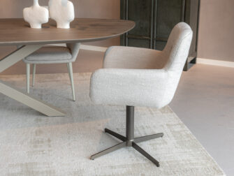 Stoere eetkamerstoel met industriële poot en zachte zit in luxe stof