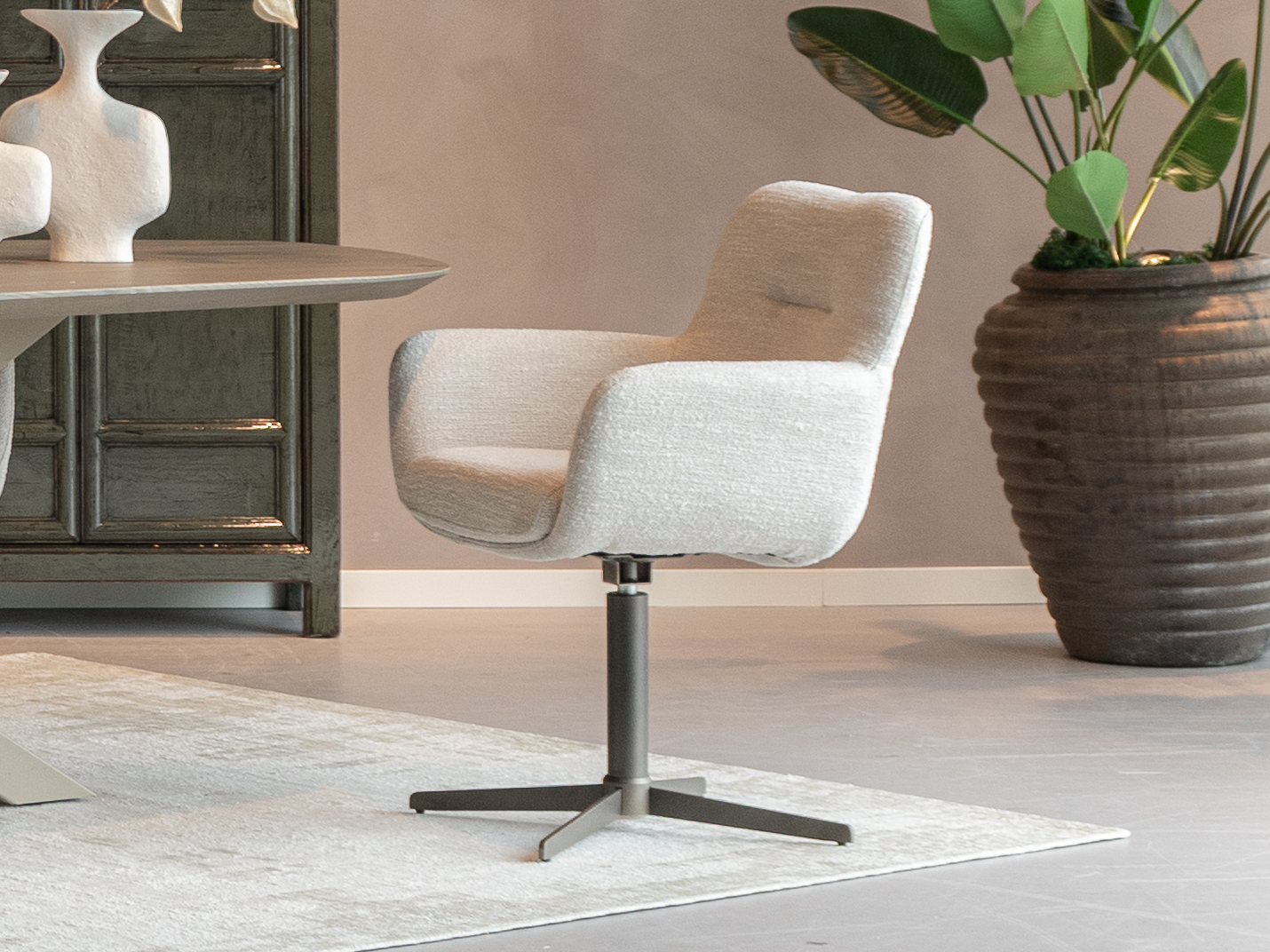 Minimalistische eetkamerstoel met slank metalen onderstel, verkrijgbaar in diverse kleuren