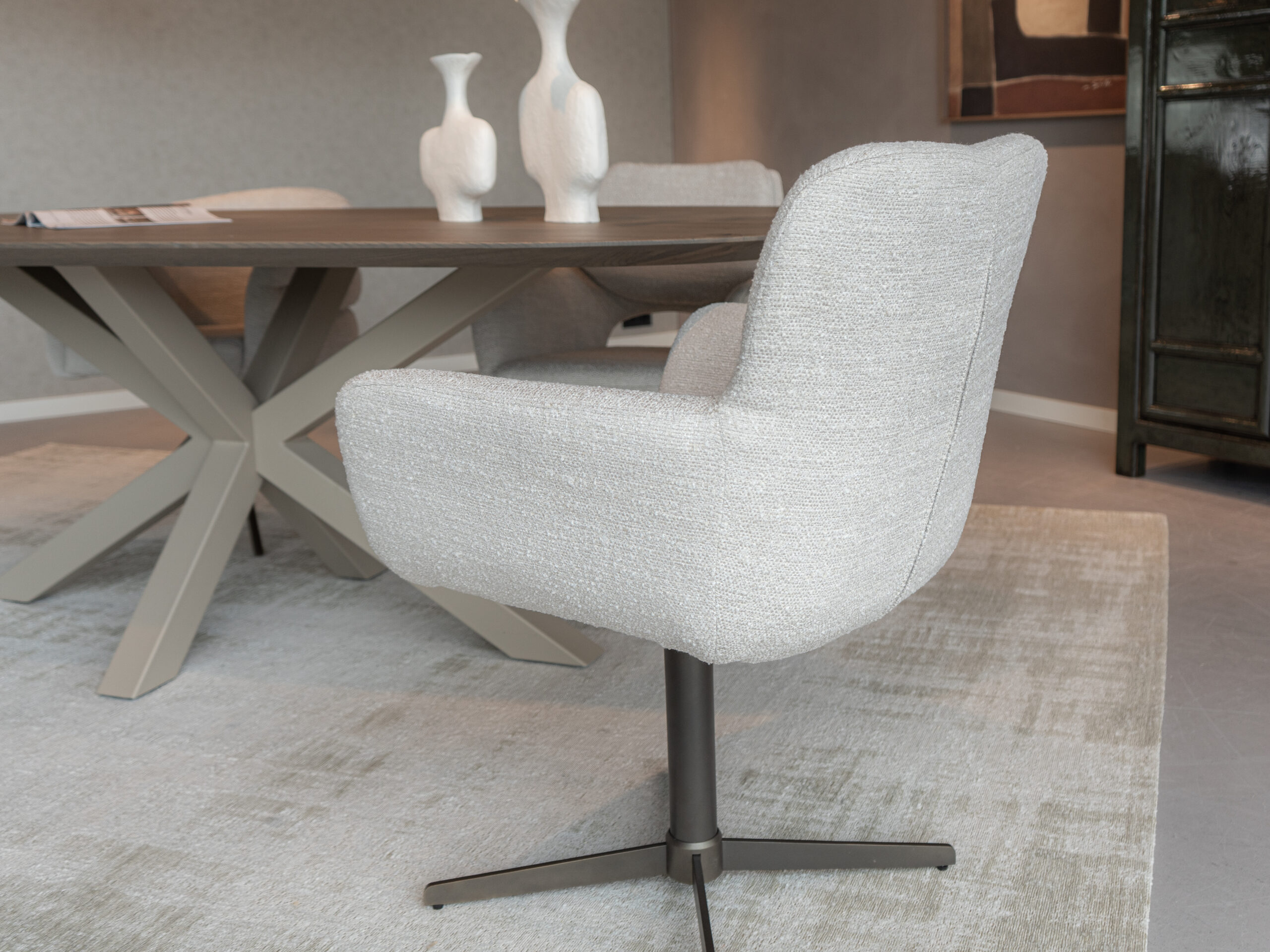 Eetkamerstoel met draaipoot, leverbaar in diverse metaal- en stofcombinaties