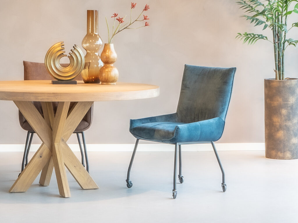 blauwe eetkamerstoel met wielen in velvet stof