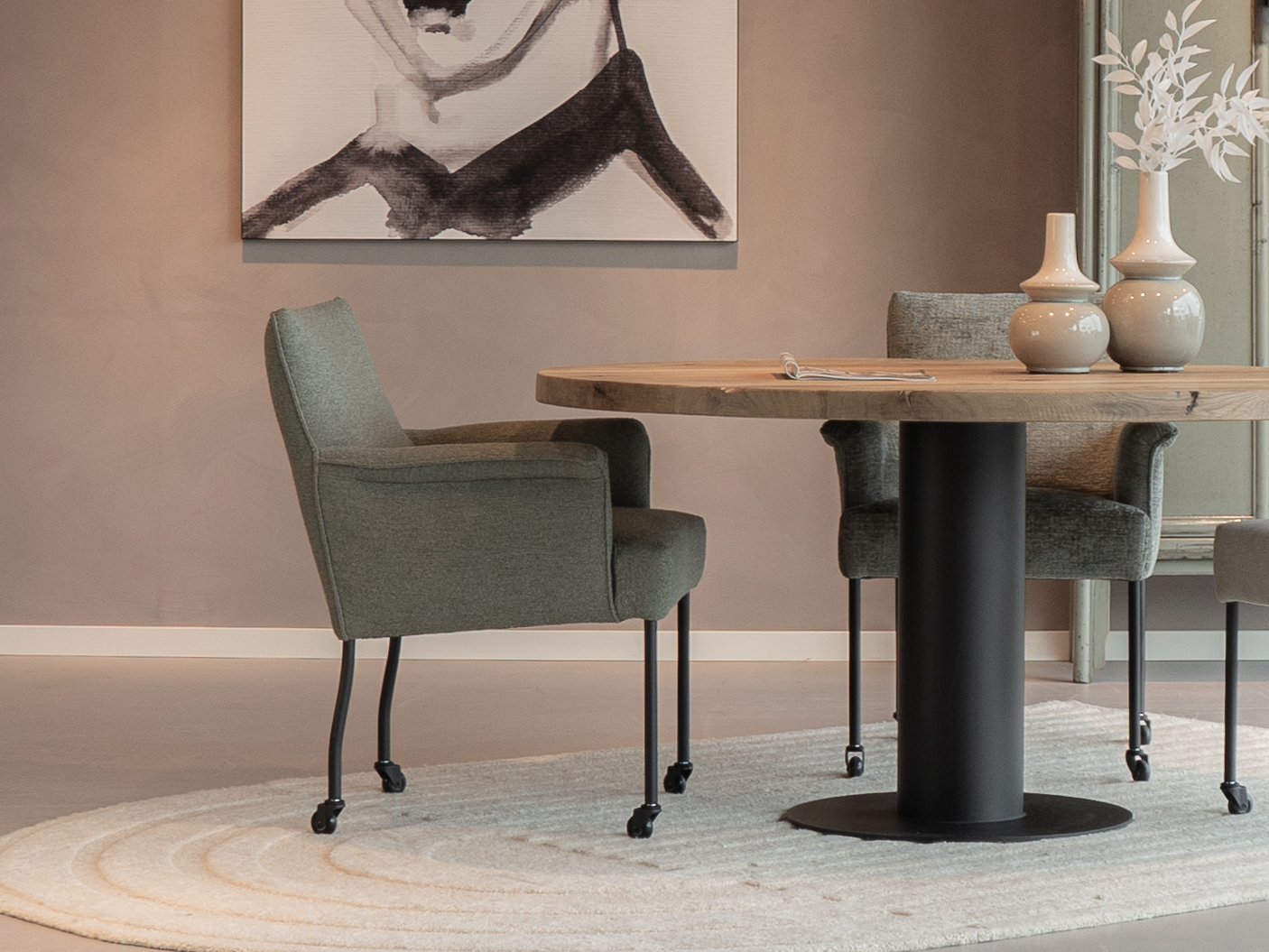 eetkamerstoelen van stof op wieltjes