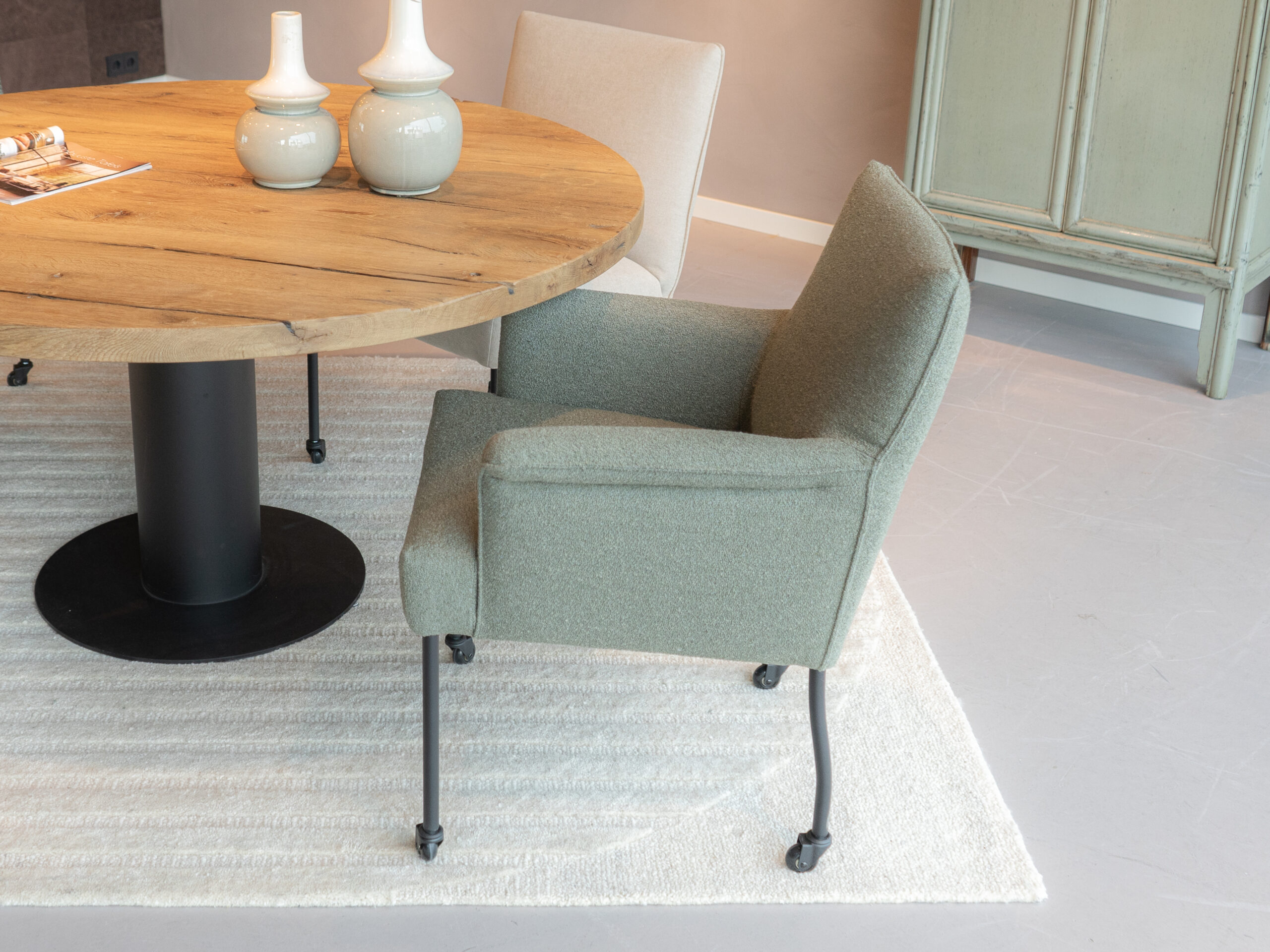 kleur sage eetkamer stoel met wieltjes