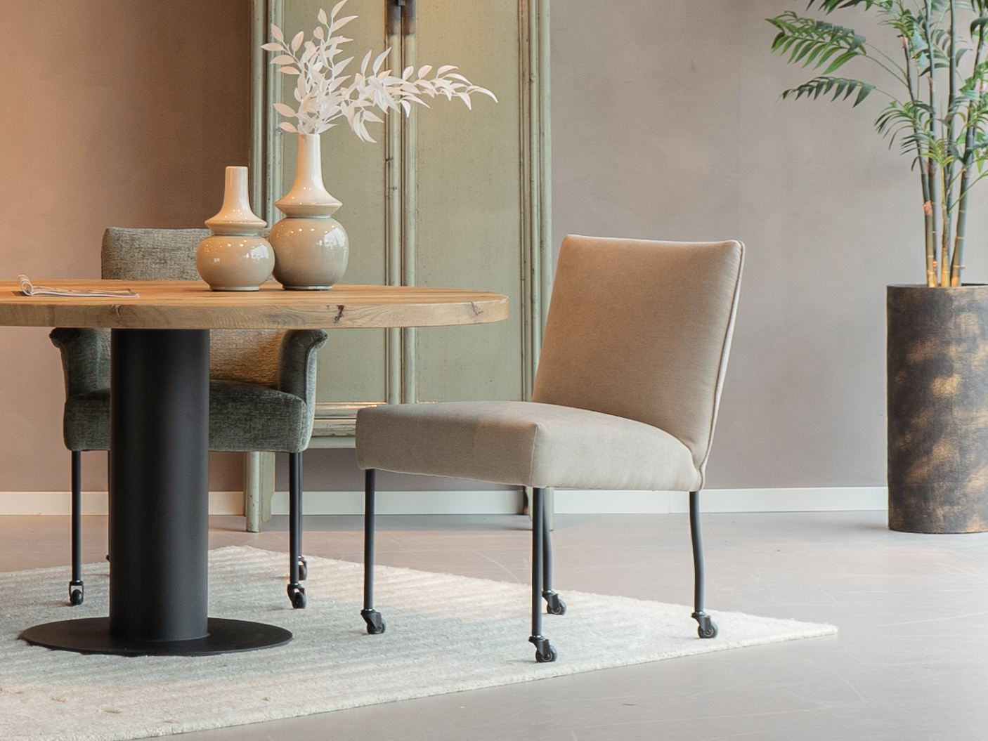 moderne eetkamerstoelen met wieltjes in de stof mine