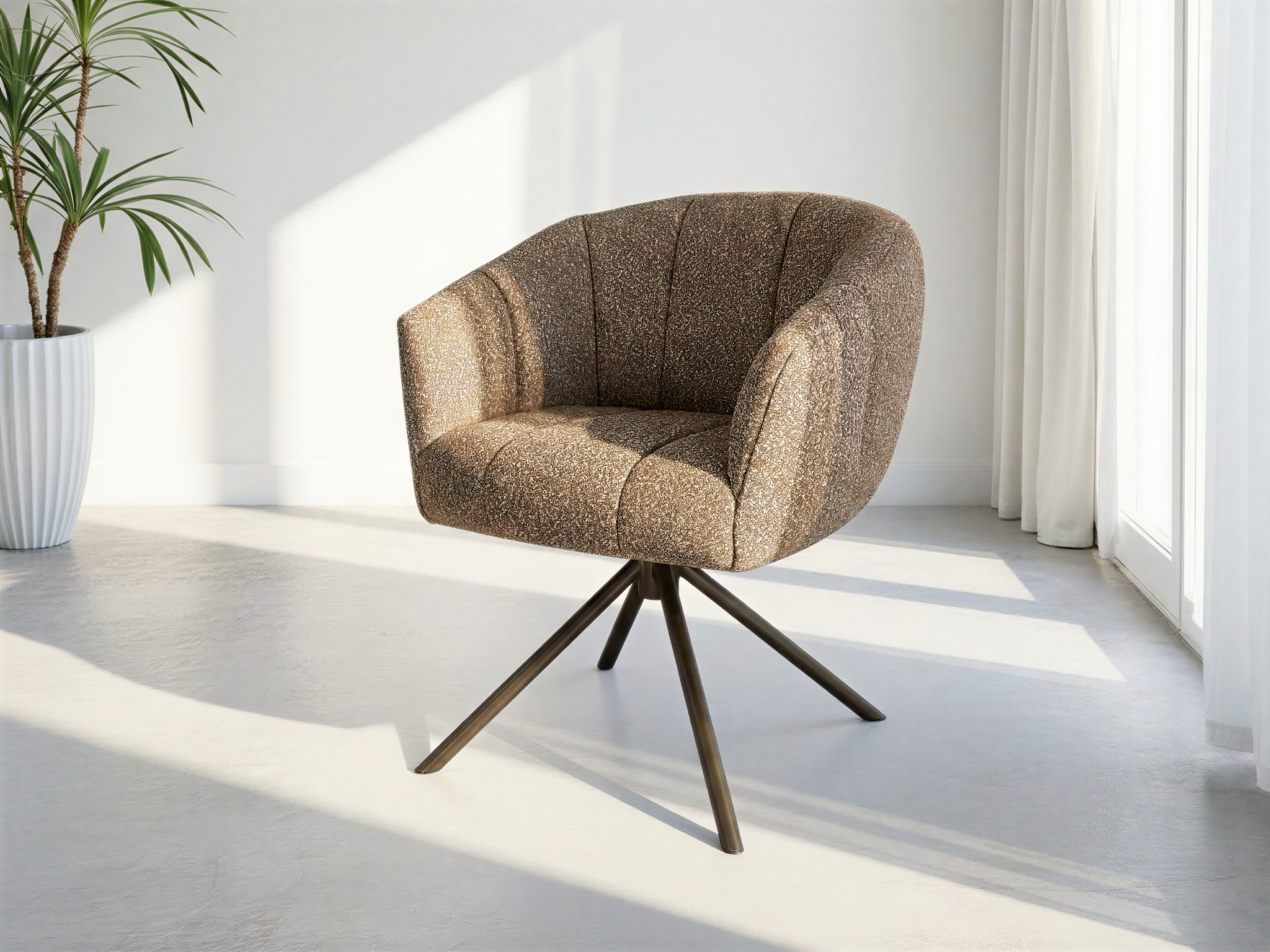 Lichtbeige eetkamerstoel met metalen draaipoot