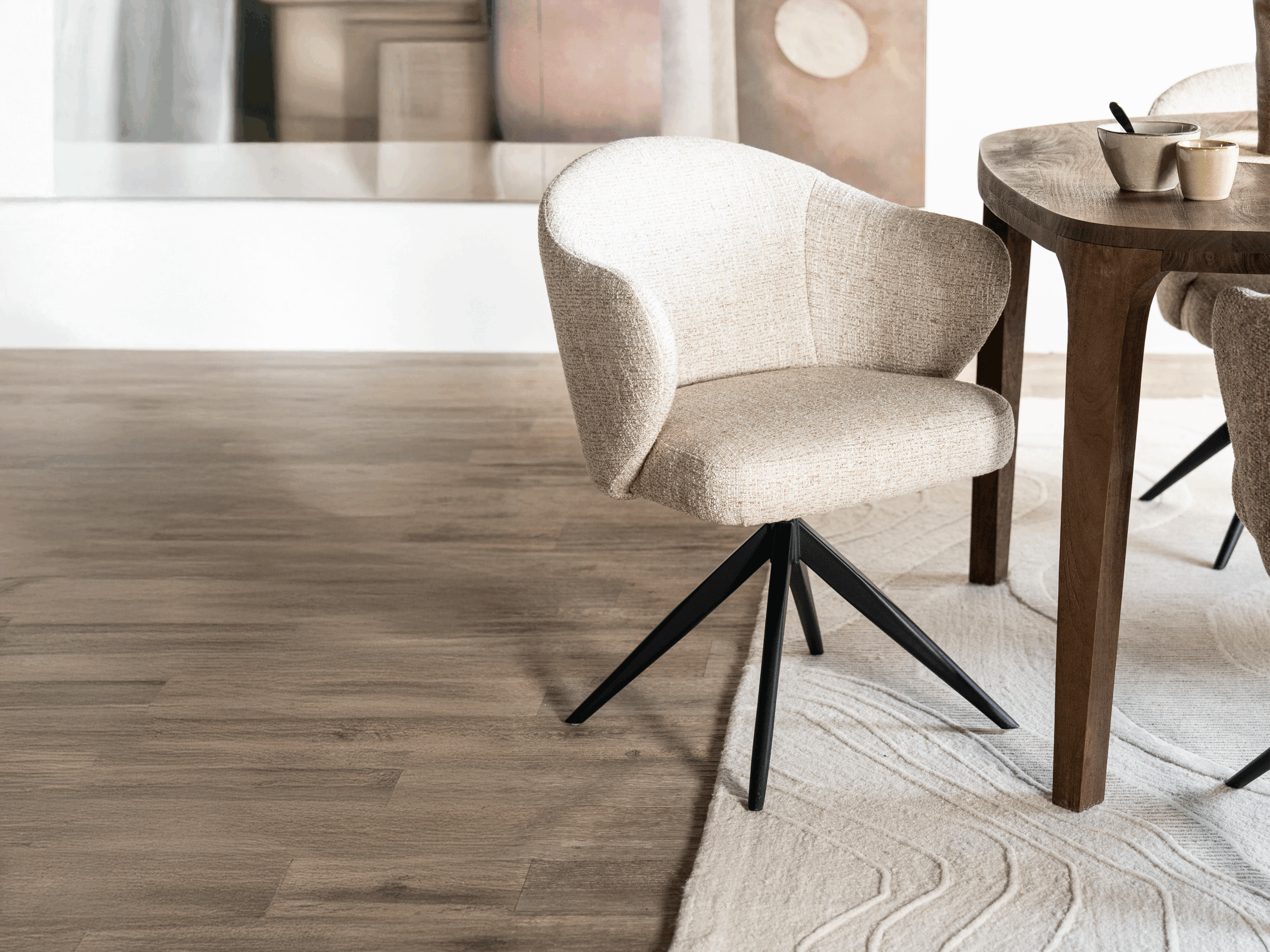 Eetkamerstoel met ronde rugleuning en comfortabele armleuningen