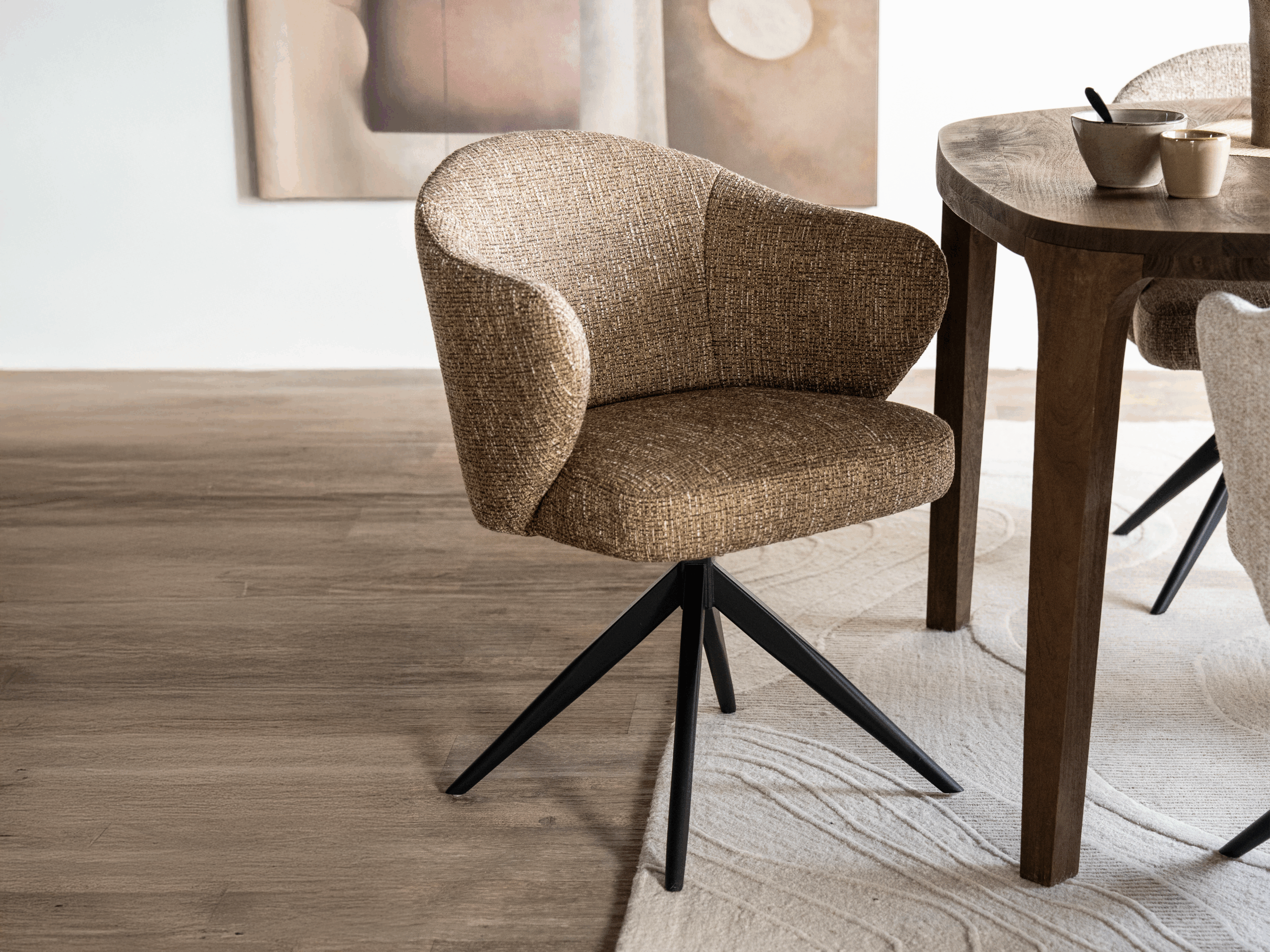 Eetkamerstoel met tijdloos design, kuipvormige rug en stabiel onderstel