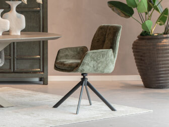 Direct leverbare eetkamerstoel met metalen poten en zachte stoffering