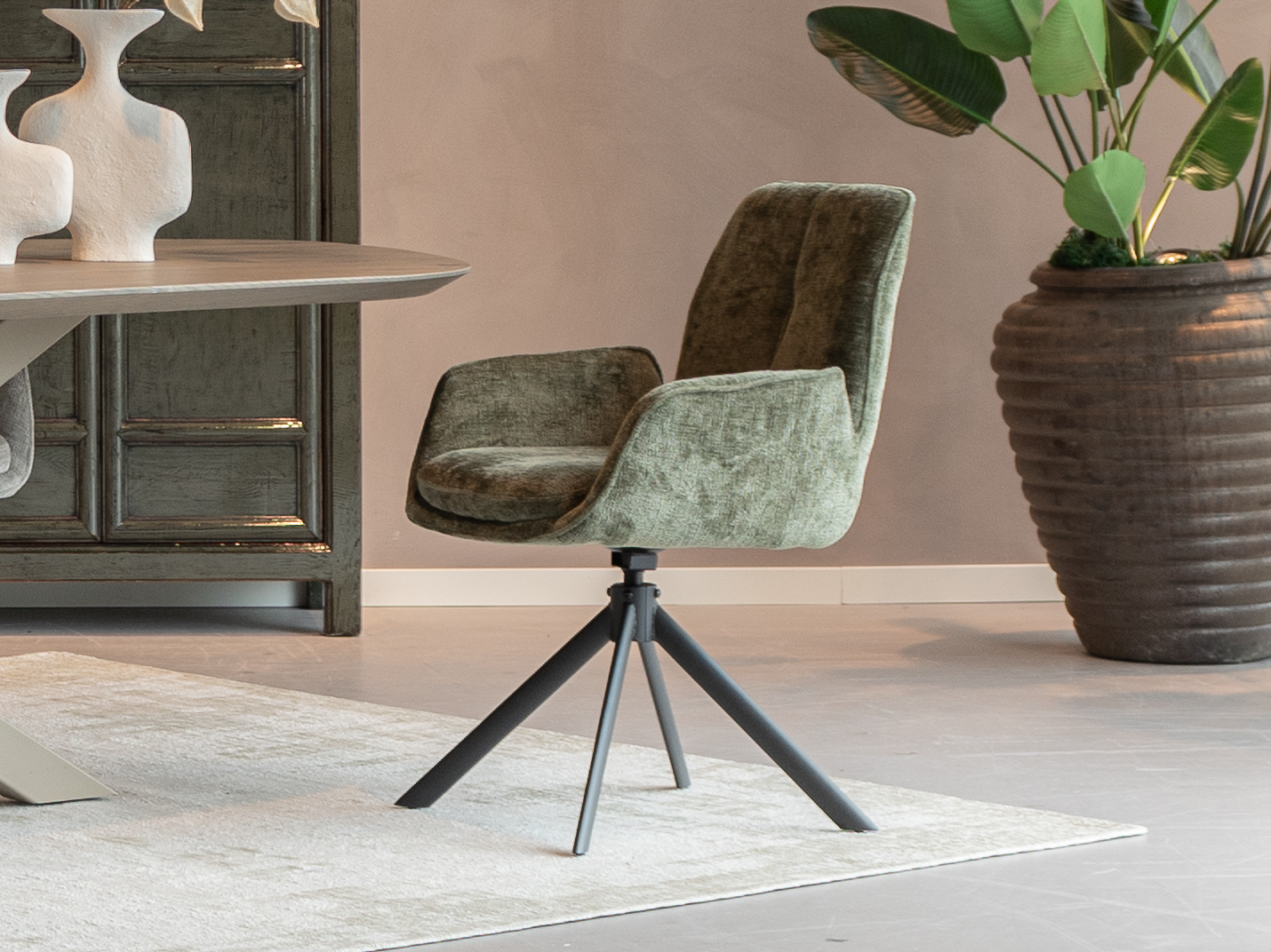 Direct leverbare eetkamerstoel met metalen poten en zachte stoffering