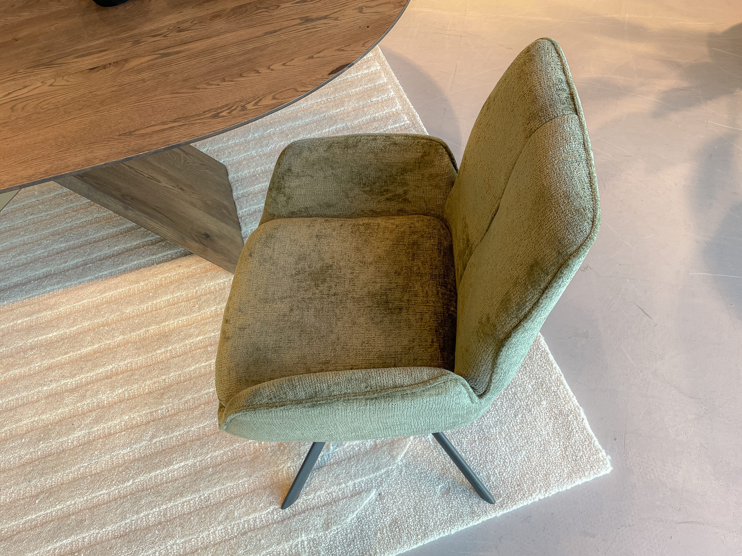 Eetkamerstoel met mooie kuip in groene bekleding