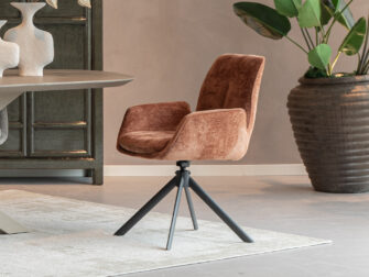 Voorraadmodel eetkamerstoel met eigentijdse vormgeving en luxe stof