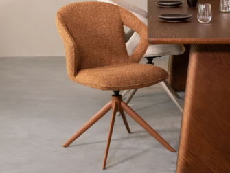 Eetkamerstoel in Coral Bouclé met terra metalen poten, 360 graden draaibaar
