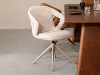 Minimalistische eetkamerstoel in naturel Bouclé met taupe metalen poten, 360 graden draaibaar