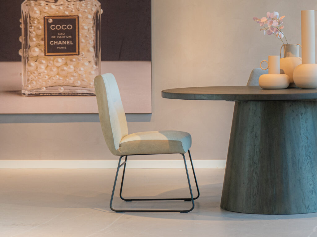 ergonomisch gevormde eetkamerstoel met leer en stof bekleding