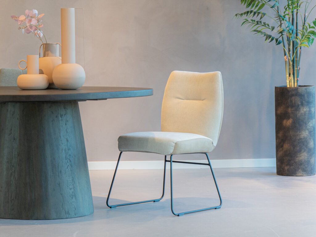 Eetkamerstoel met rank zwart onderstel in twee soorten bekleding