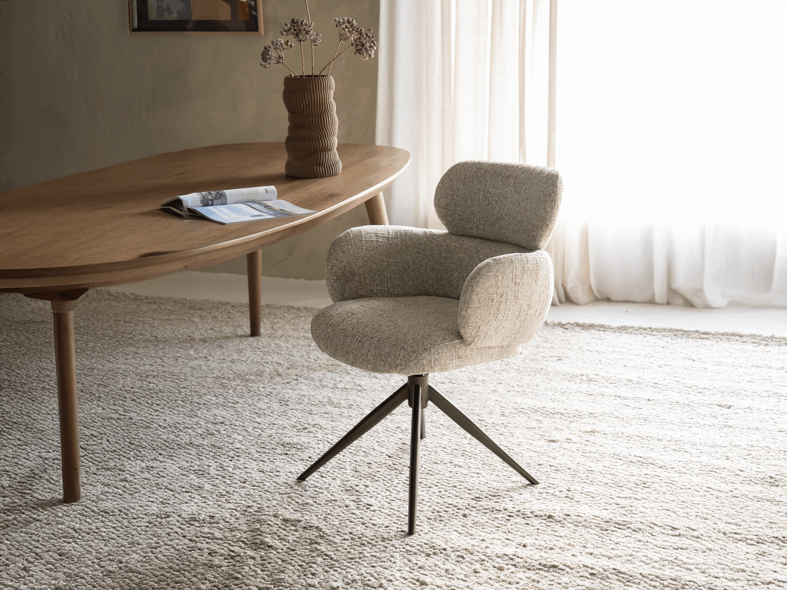 beige eetkamerstoel met armleuningen