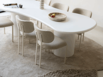 taupe kleurige eetkamerstoel met wit frame