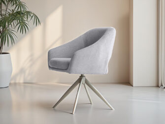 Lichtgrijze eetkamerstoel op draaivoet, met een moderne uitstraling en een zachte textuur