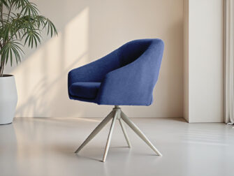 Diepblauwe eetkamerstoel op metalen draaipoot, met zachte bekleding en een elegante kuipvorm