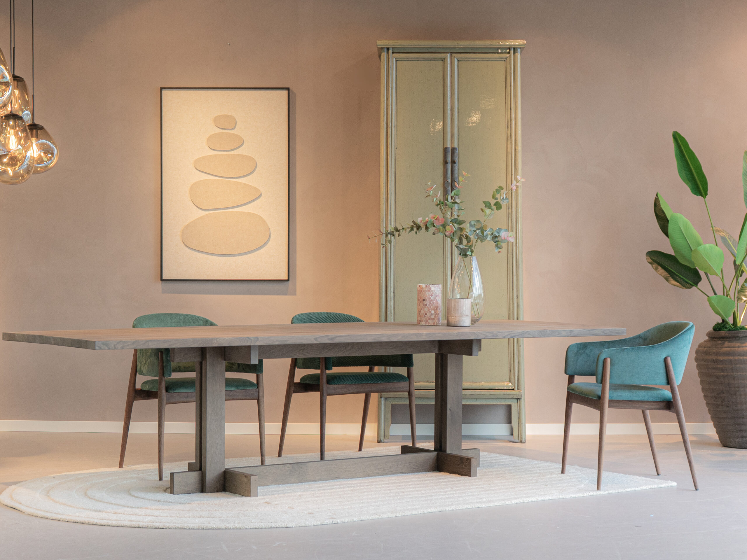 Eetkamerstoelen met walnut houten pootjes in een zachte groene stof