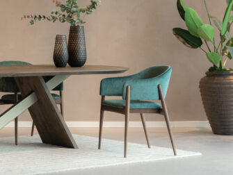 eetkamerstoel met armleuningen voor extra comfort tijdens lange diners