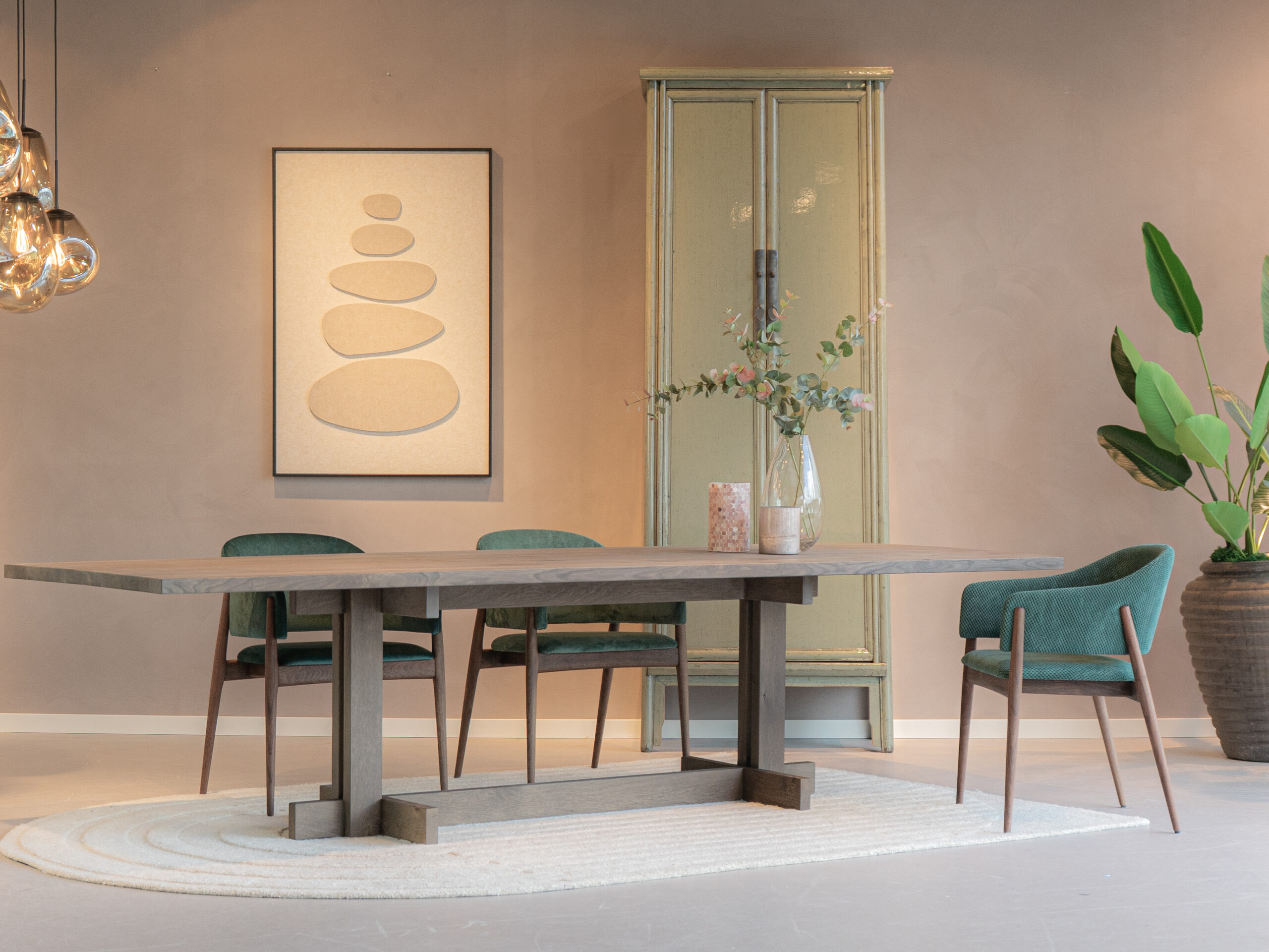 ronde eetkamerstoel met moderne houten frame